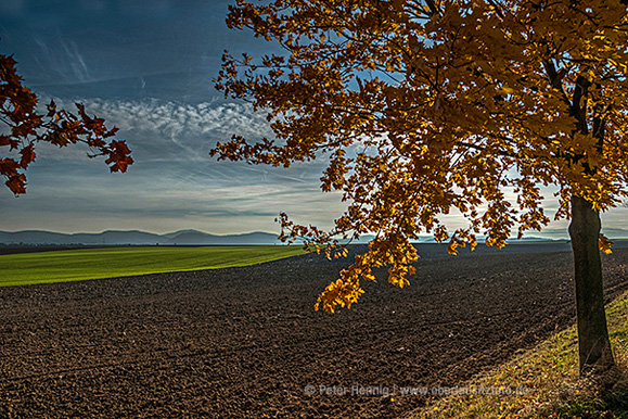 Foto von Peter Hennig PIXELWERKSTATT Ansicht von Oberseifersdorf aus zum Zittauer Gebirge im Herbst